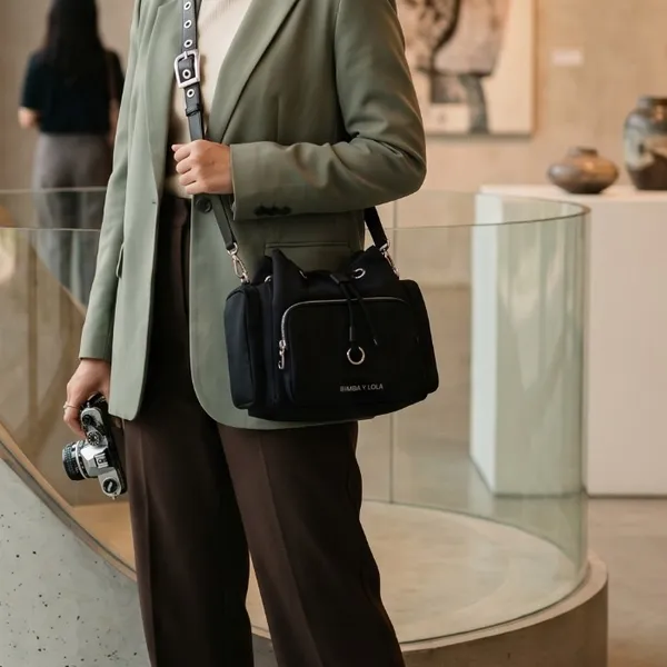 Tas Bimba Y Lola Nylon Shoulder Bucket hitam dibawa menyelempang